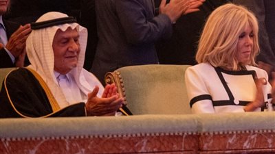 بجوار زوجة ماكرون.. تركي الفيصل يلفت الأنظار في فعاليات 