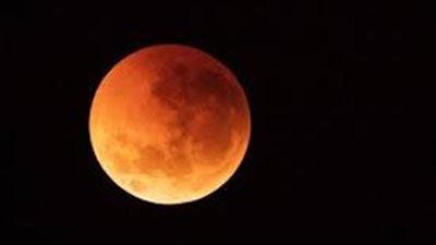 القمر الدامي.. موعد صلاة الخسوف في السعودية والعراق ومصر 