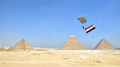 قفز حر مظلي بمنطقة الأهرامات ضمن تدريبات «النجم الساطع 2025»