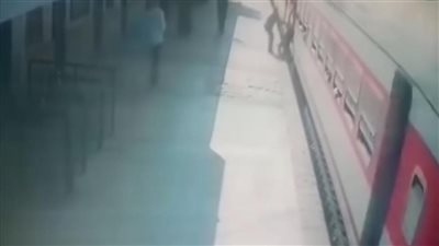 شهامة ناظر محطة طما تنقذ راكبًا من الموت أثناء استقلاله قطار الصعيد| فيديو