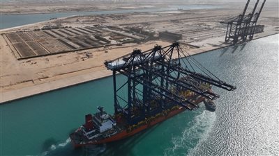 ميناء السخنة يستقبل السفينة ZHEN HUA 23 تحمل 9 أوناش لمحطة هاتشيسون