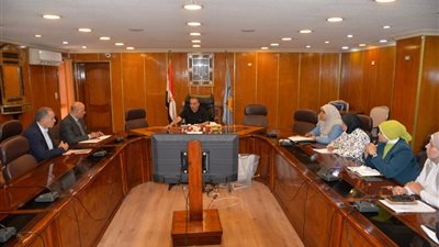 محافظ أسيوط : بحث تنفيذ مشروعات تنموية لتوفير فرص عمل للشباب 