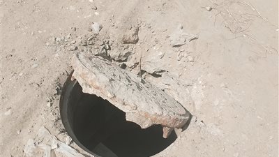 خطر يهدد الأهالي.. بالوعات الصرف الصحي المكشوفة تثير غضب المواطنين بدمياط