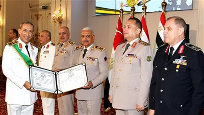 وزير الدفاع يكرم قادة القوات المسلحة الذين أوفوا العطاء بالقوات المسلحة