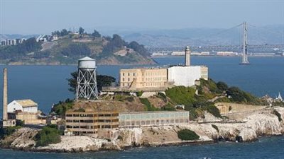 جدل في بريطانيا..مدرسة تجبر الطلاب على الوقوف تحت المطر وتمنع دخول الحمامات