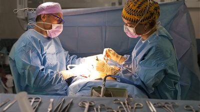 مستشفى دمياط العام تنقذ شابًا بعد جراحة دقيقة بالمخ عقب حادث سير