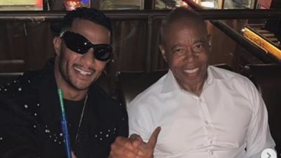 محمد رمضان يشارك صورته مع عمدة نيويورك وهما يدخنان الشيشة على إنستجرام