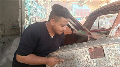 رحلة معاناة وكفاح.. طبيب نهارًا وسمكري ليلًا: حكاية شاب صعيدي لا يعرف المستحيل