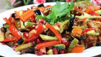 فطور صحي ..طريقة عمل أفوكادو على التوست مع البيض المقلي والسلطة العراقية