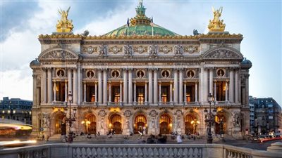 دار الأوبرا الفرنسية: تعاون بين الفن والموضة في باريس 