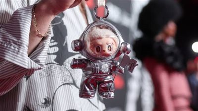 مصمم لابوبو يطلق تصميم جديد من الدمية الشهيرة لحفل MTV VMAs