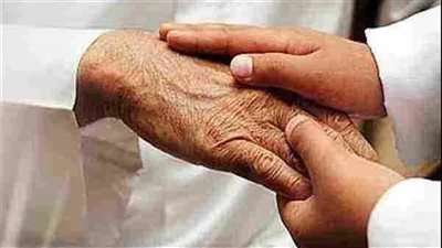 ما حكم تقبيل يد العلماء والصالحين وكبار السن؟.. الإفتاء توضح