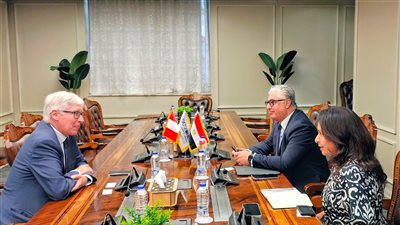 رئيس اقتصادية قناة السويس يستقبل سفير بيرو بالقاهرة لبحث التعاون المشترك