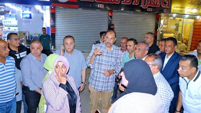 خلال جولة ميدانية.. محافظ سوهاج يبحث أعمال لجنة تطوير شارع المحطة 