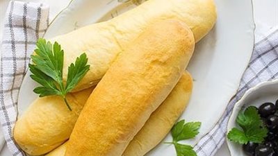 بمكونات سهلة وبسيطة .. أسهل طريقة لعمل العيش الفينو في البيت