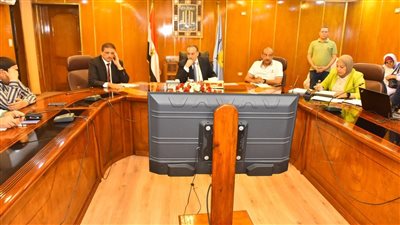 محافظ أسيوط يعقد اجتماعًا موسعًا لمتابعة مشروعات حياة كريمة