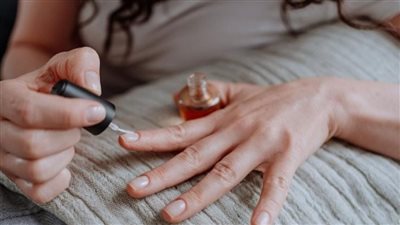 وصفات طبيعية للعناية بالأظافر فى المنزل.. هتقويها وتخليها تنمو