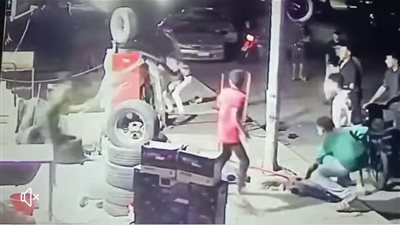 أمن السويس يفحص فيديو متداول يظهر فيه صبية يعتدون على عامل داخل محل كاوتش