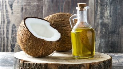 لشعر أكثر نعومة ولمعانًا طبيعيًا… جربي زيت جوز الهند السحري 