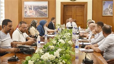 محافظ بورسعيد يشدد على الإسراع في تقنين أراضي الدولة خلال اجتماع موسع