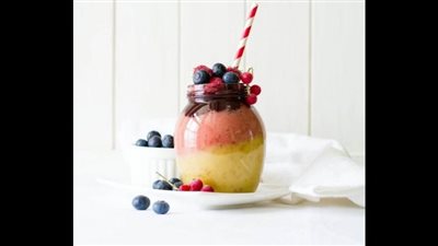 سموثي المانجو بالفراولة والتوت: مشروب منعش وصحي لكل يوم