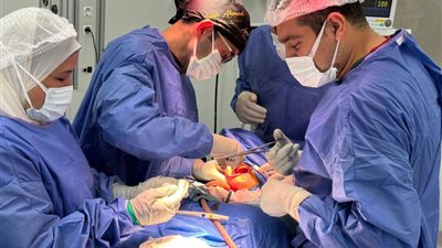 نجاح عملية جراحية معقدة لإعادة بناء الفك السفلى لمريضة ببنى سويف