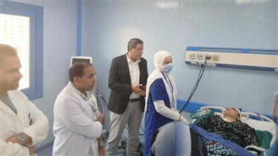زيارة إنسانية من وكيل الصحة للمنوفية لطبيبة بعد حادث سير أثناء العمل