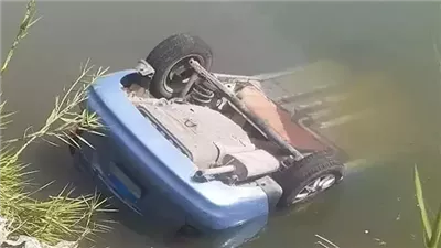 لحظات رعب على الطريق.. انتشال سيارة ملاكي بعد سقوطها في ترعة المريوطية