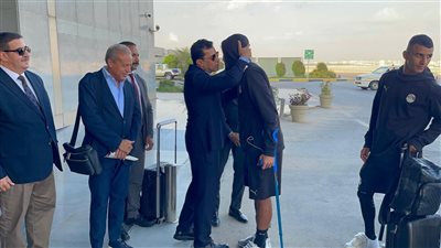 مرموش يظهر بالعكاز فور وصوله القاهرة.. وفحص طبي لتحديد حجم الإصابة 