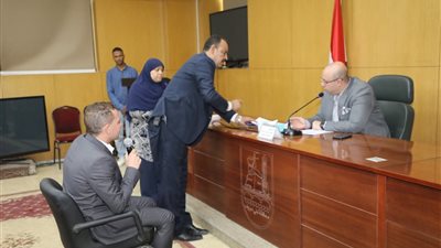 محافظ بني سويف: صرف إعانات وتشكيل لجنة فنية لدراسة مطلب أهالي عزبة كيرولس