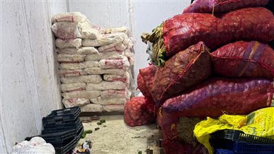 ضبط 3 أطنان برجر وسجق فاسد داخل منشأة مخالفة بالهرم