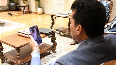 أشرف صبحي يتابع حالة مرموش ويتواصل مع صلاح والسفير بعد التعادل مع بوركينا