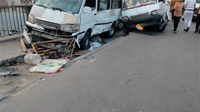 مصرع شخصين وإصابة 4 آخرين في حادث تصادم مروع بالوراق