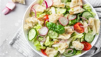 وصفة شرقية منعشة.. تعرفي على طريقة عمل سلطة فتوش بالزبادي