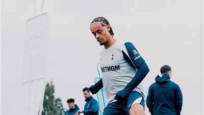 تشافي سيمونز يشارك في تدريبات توتنهام هوتسبير للمرة الأولى