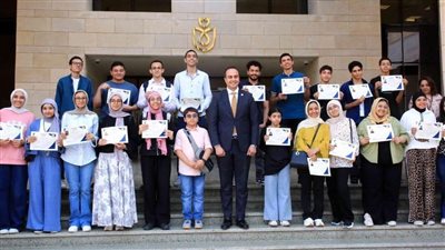 رئيس هيئة الرعاية الصحية يلتقي أوائل الثانوية العامة