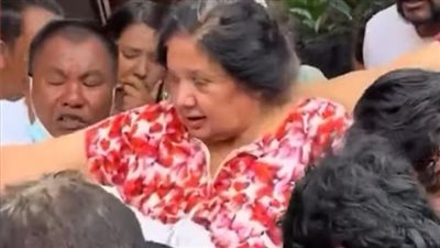 تركها زوجها ولاذ بالفرار.. إنقاذ زوجة وزير سابق في نيبال من النيران