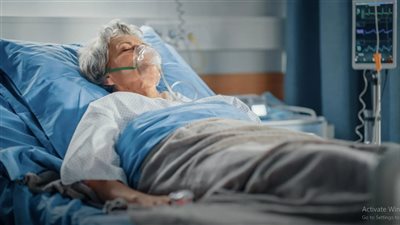 العلماء يرفعون الستار.. لماذا تصبح الإنفلونزا قاتلة لكبار السن؟