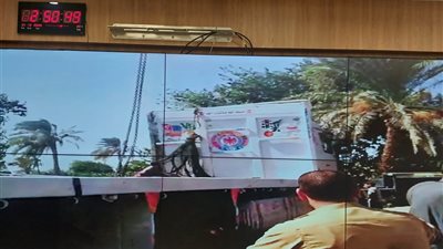 انتشال سيارة  نقل بعد سقوطها في ترعة الابراهيمية ببني سويف