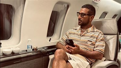 ماركات عالمية وأسعار خيالية.. أحدث إطلالة لأحمد سعد من داخل طيارة خاصة