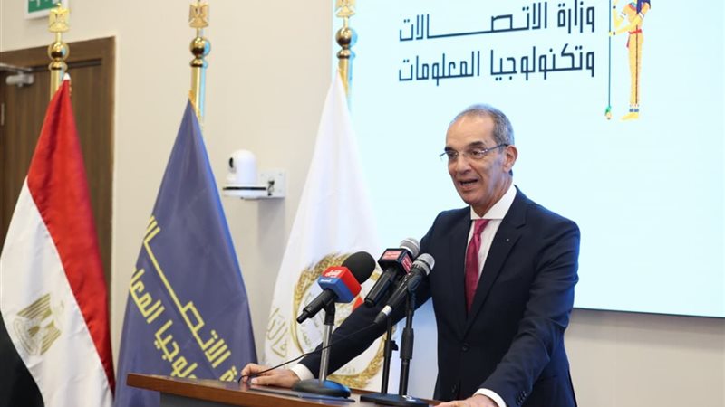 عمرو طلعت وزير الاتصالات
