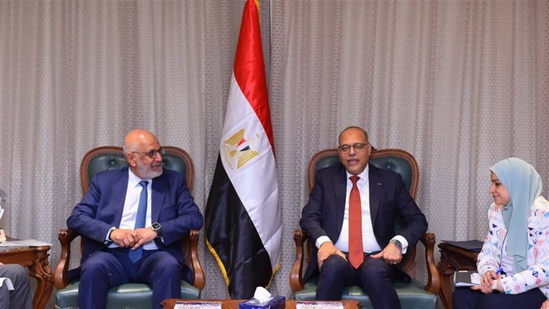 وزير العمل مع وفد