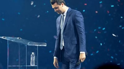 قبل يومين من قتله.. صحيفة دفعت أموالًا لعمل سحر للناشط اليميني تشارلي كيرك