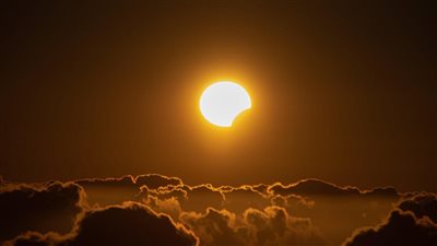 موعد كسوف الشمس الجزئي 2025.. هل يمكن مشاهدته في مصر والدول العربية؟