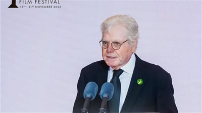 حفاوة كبيرة لحسين فهمي في اليوم الأول لمشاركته بجوائز الباندا الذهبية