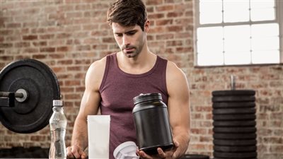 مسحوق البروتين لزيادة الوزن: فوائده وأضراره ونصائح الاستخدام 