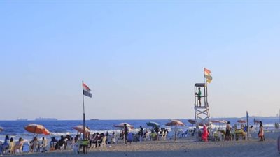 الجو رايق.. هدوء في حاله البحر بالإسكندرية و رايات خضراء و صفراء 