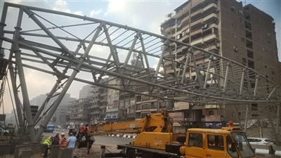 محافظ القليوبية يتابع تركيب الهيكل المعدني لكوبري المشاة أمام مجمع المدارس 