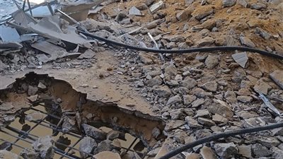 بعد إخلاءه من السكان.. بدء هدم الأدوار الـ 10 الأخيرة بعقار الإسكندرية المائل