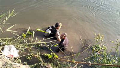 غيبوبة سكر أفقدته حياته.. انتشال جثمان شخص سقطت سيارته بمياه الملاحة بالغربية